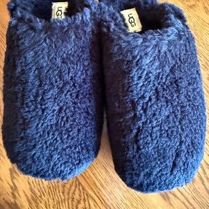 UGG fuzzy slippers in color Black